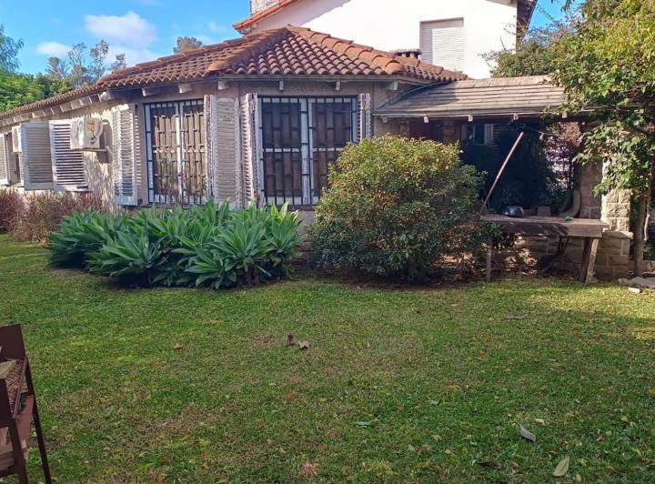 Casa · 240m² · 5 Ambientes · 1 Cochera