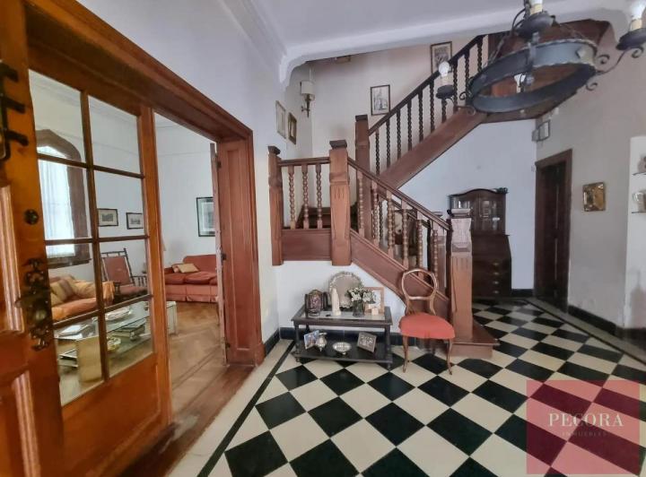 Casa · 350m² · 7 Ambientes · 1 Cochera