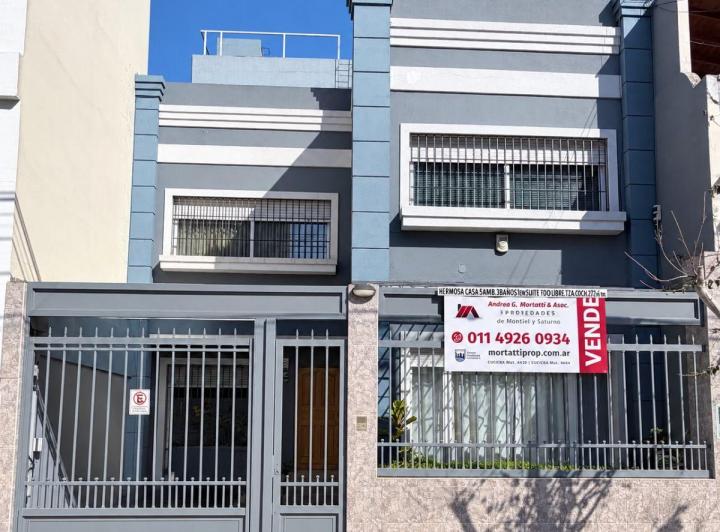 Casa · 211m² · 5 Ambientes · 1 Cochera