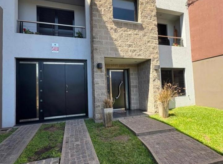 Casa · 308m² · 6 Ambientes · 3 Cocheras