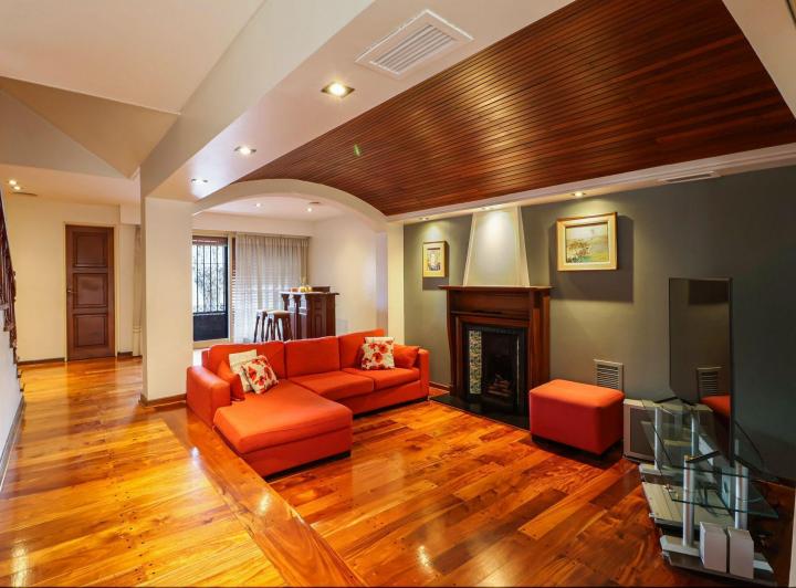 Casa · 342m² · 5 Ambientes · 4 Cocheras