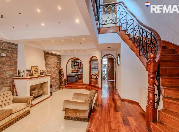 Casa · 330m² · 4 Ambientes · 3 Cocheras