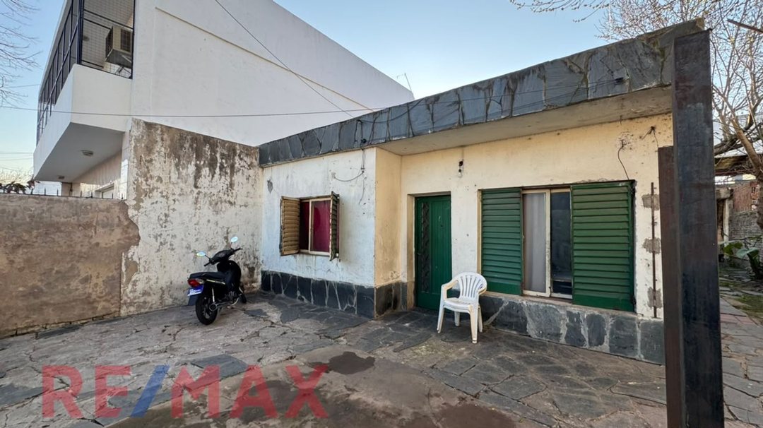 VENTA CASA 3 AMB MORON EN LOTE PROPIO A RECICLAR