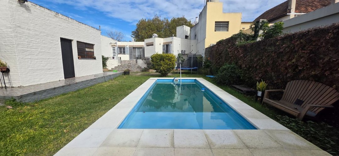 Casa 4 ambientes venta Temperley con piscina