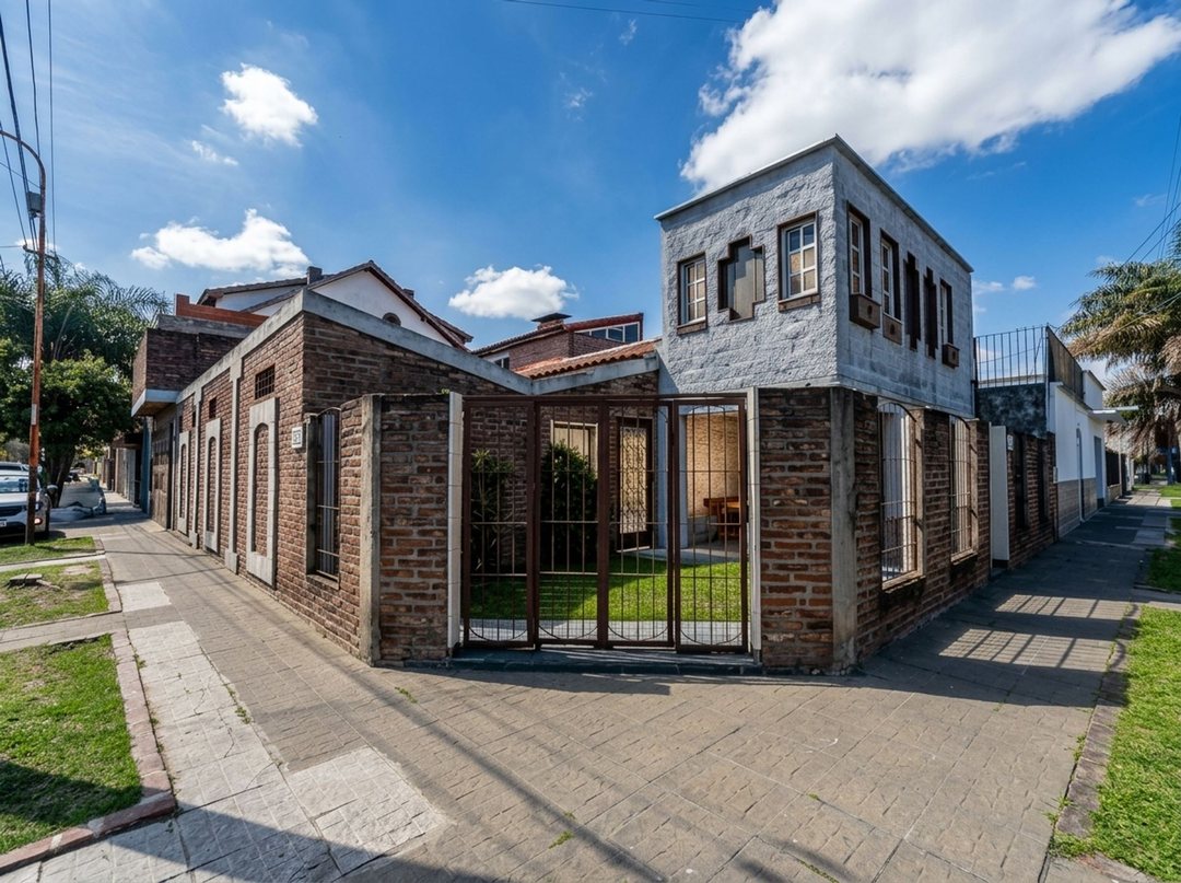 CASA EN VENTA 4 AMBIENTES CON COCHERA EN SAN JUSTO