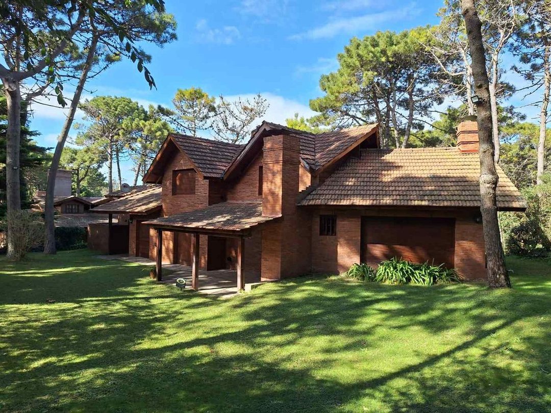 CASA EN VENTA PINAMAR NORTE 5 AMBIENTES COCHERA