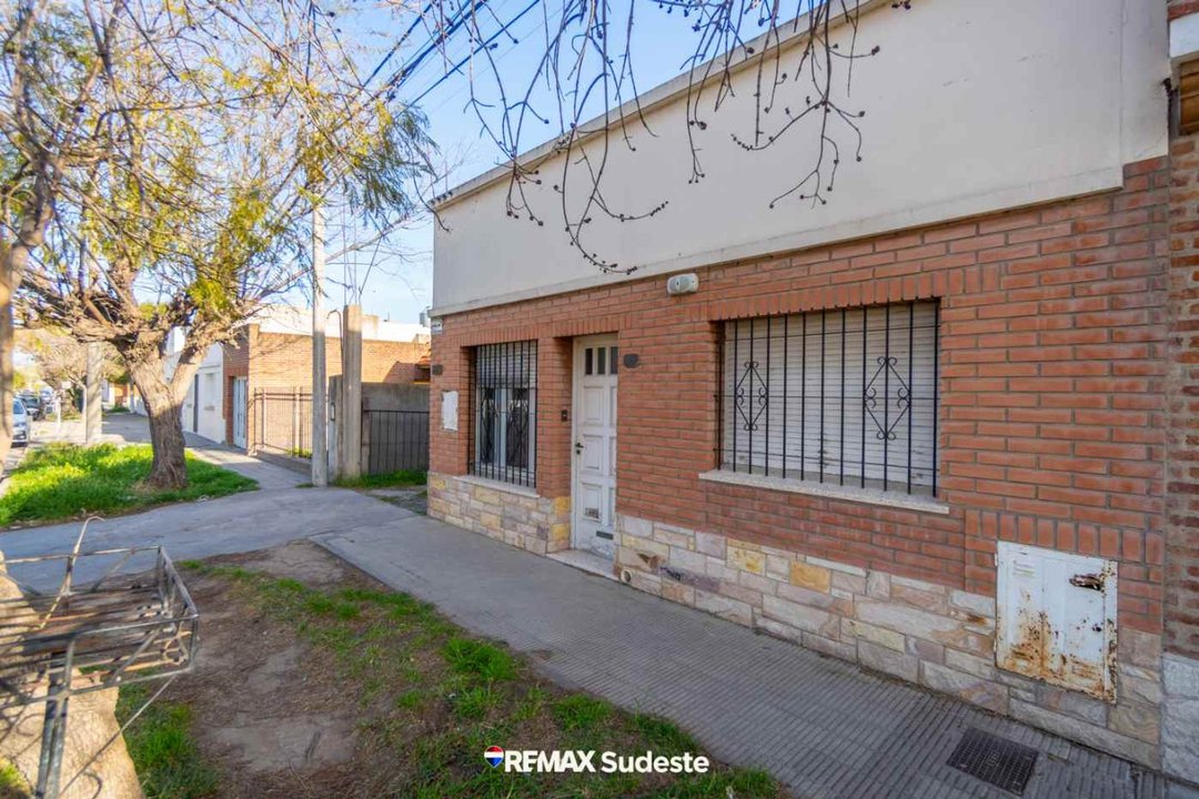 VENTA CASA 3 AMBIENTES CON GALPÓN 9 DE JULIO 1500