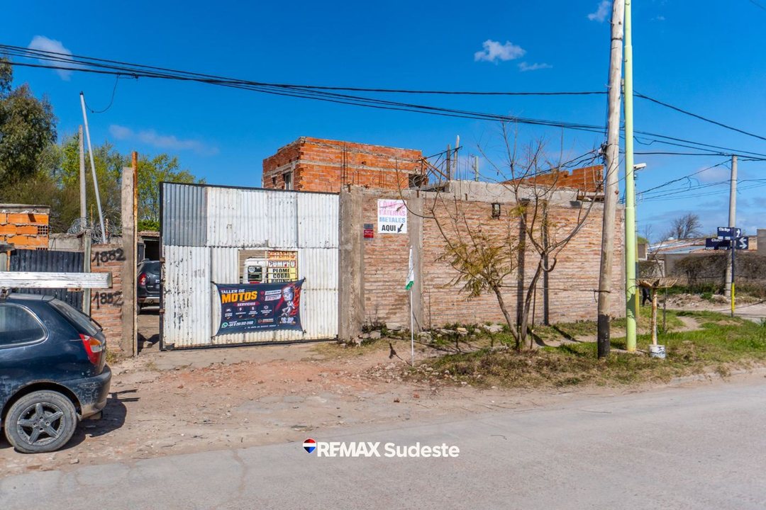 VENTA GALPÓN CON OFICINA Y DEPARTAMENTO A TERMINAR