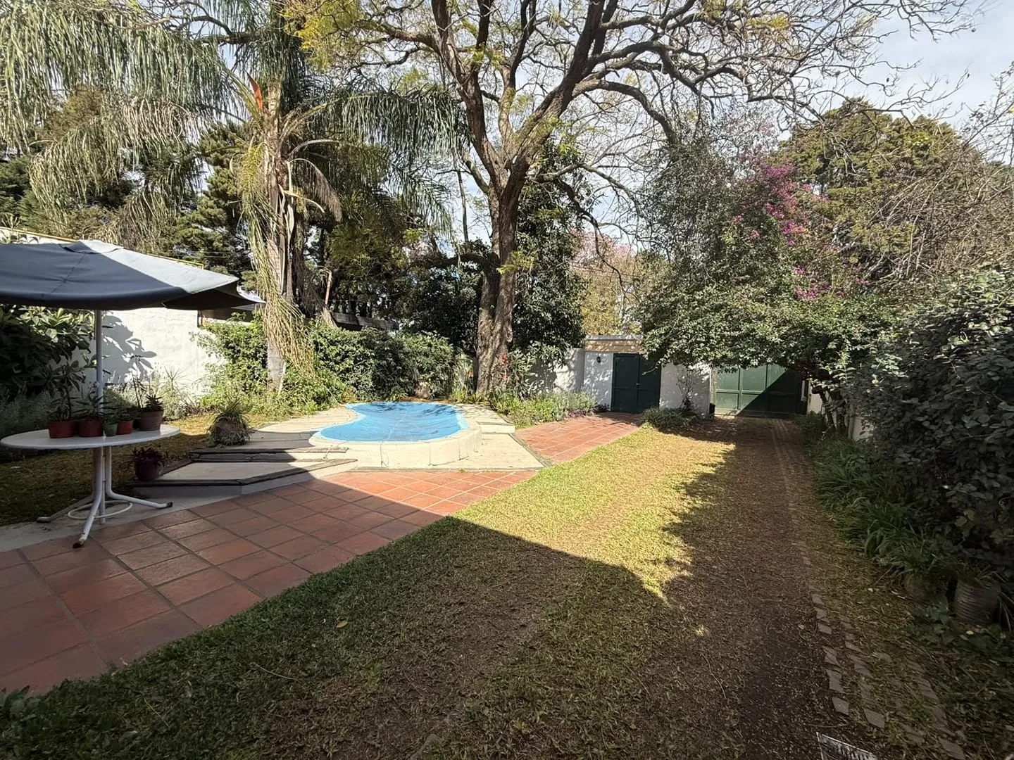 CASA EN VENTA JARDIN ESPINOSA FRENTE ATHLETIC APTA CREDITO HIPOT !