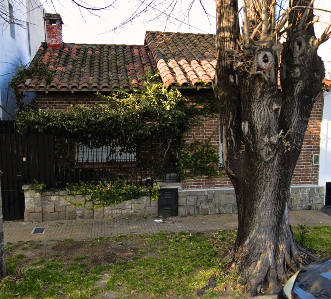 VENTA CASA A REFACCIONAR, CON FONDO LIBRE QUILMES