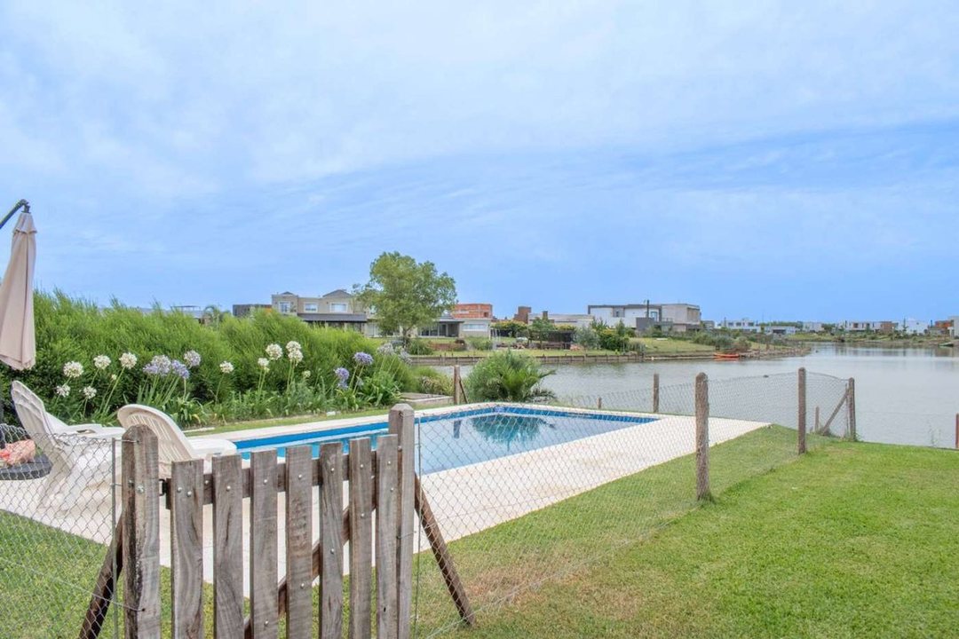 Casa 4 ambientes  venta San Sebastián vista laguna