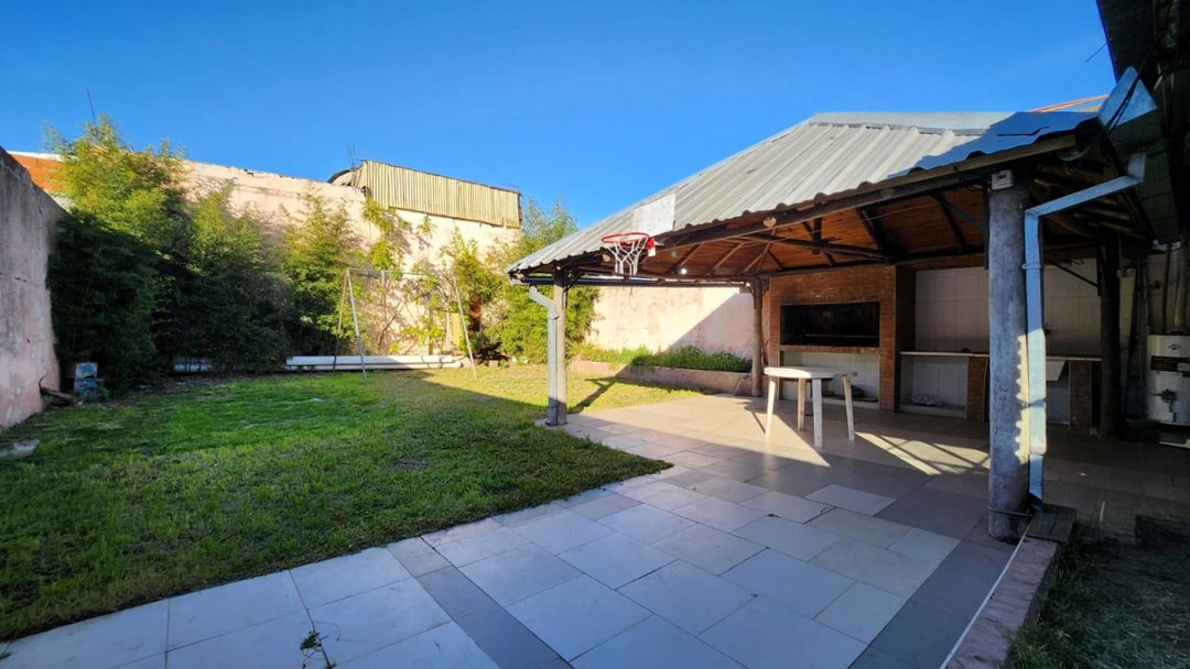 Casa 4 ambientes a la venta en Grand Bourg centro