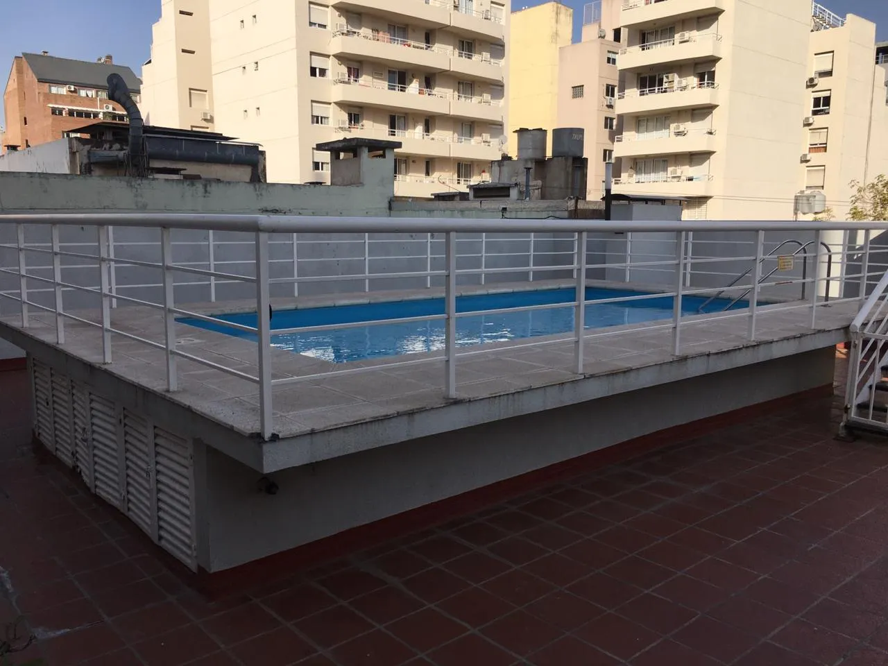 Alquiler - GRAN dpto 3 dormitorios con cochera, seguridad 24 hs y pileta!