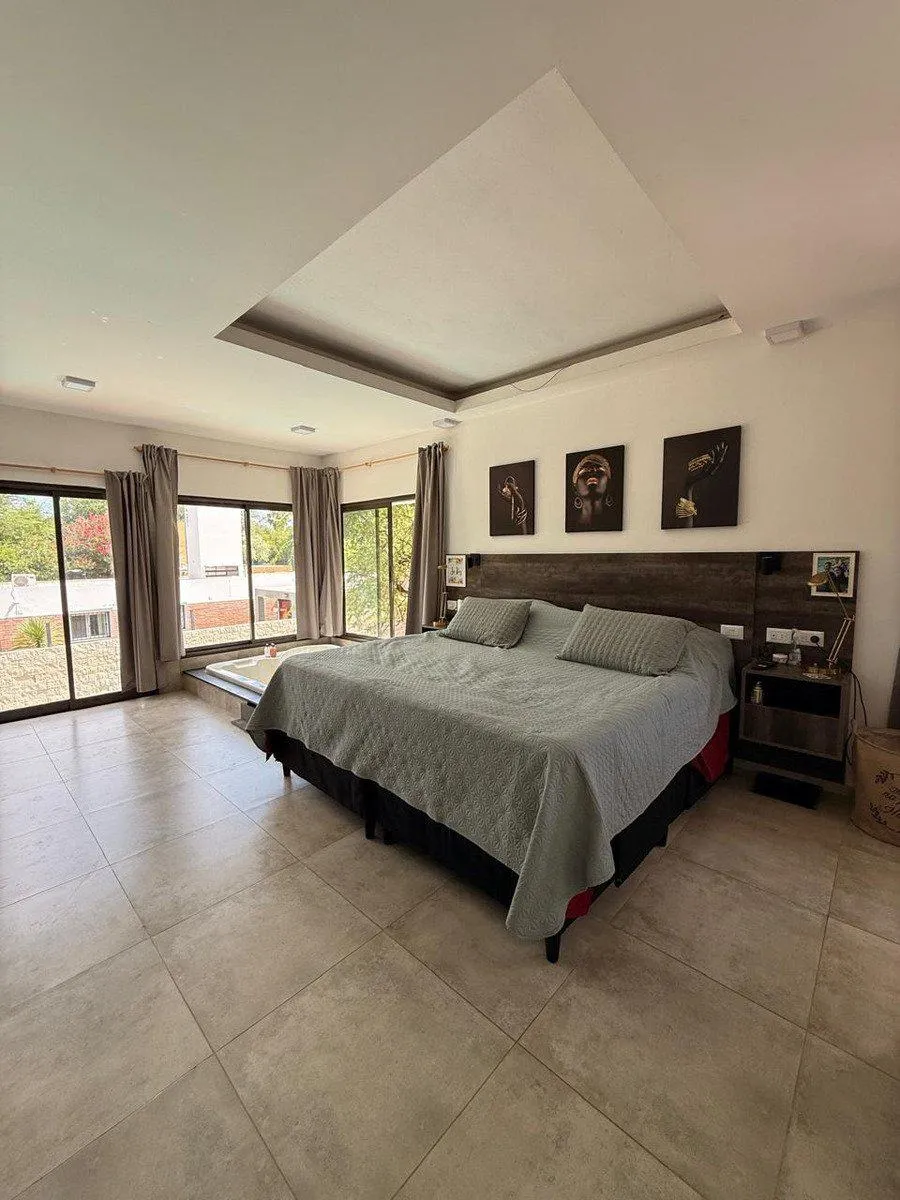 SE VENDE CASA EN VILLA ALLENDE GOLF  GRAN JARDÍN, PILETA Y COCHERA DOBLE