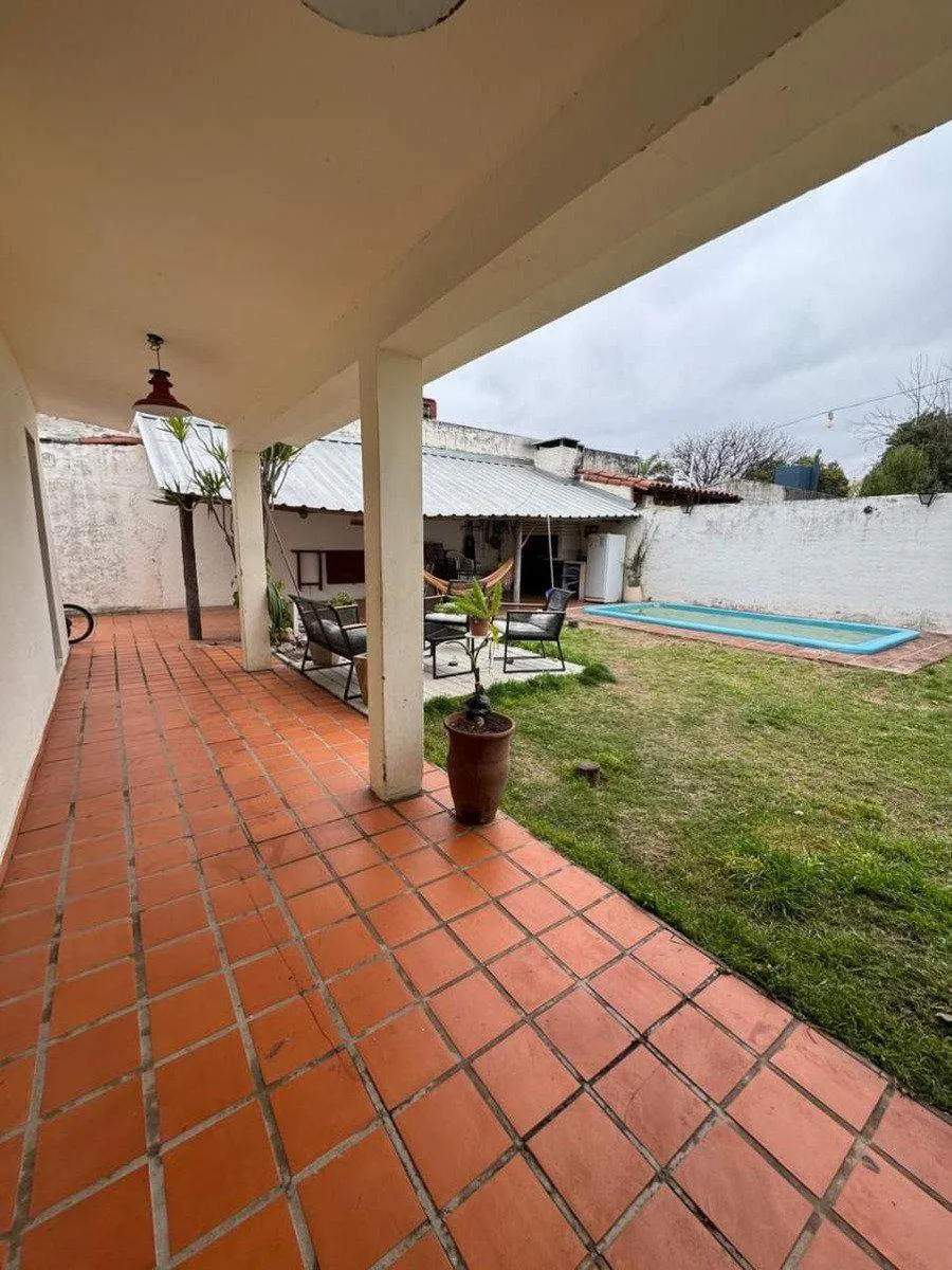 Venta  Casa con pileta, quincho y cochera para 3 vehículos ¿La conocés