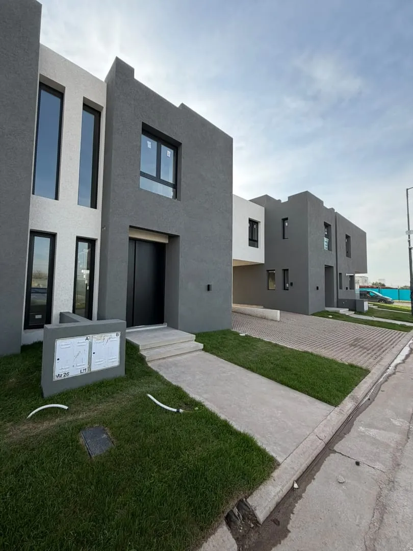 DUPLEX VENTA  PRADOS DE MANANTIALES 3 dormitorios 2 baños cochera A ESTRENAR
