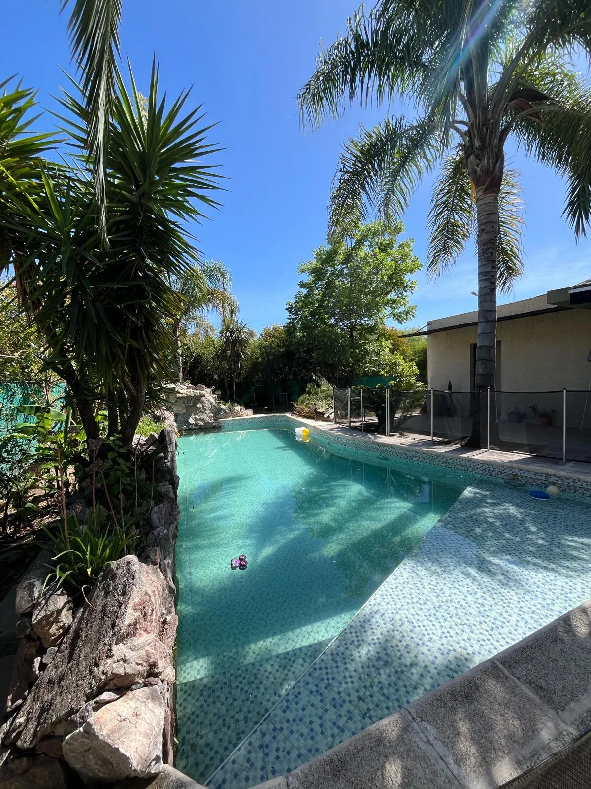 VENTA  IMPONENTE CASA DE CATEGORÍA EN JARDÍN INGLÉS  VALLE ESCONDIDO