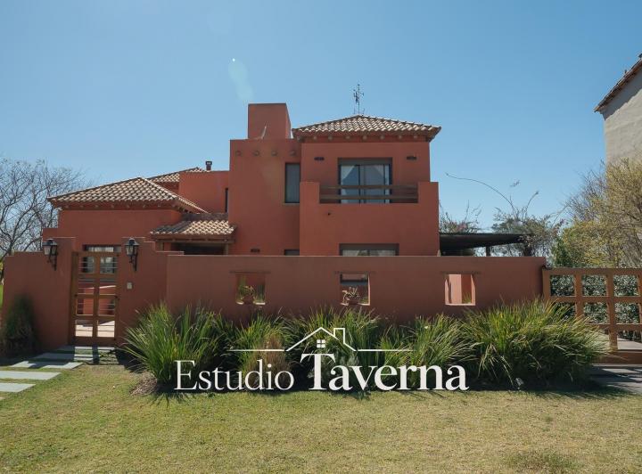 Casa · 405m² · 6 Ambientes · 2 Cocheras