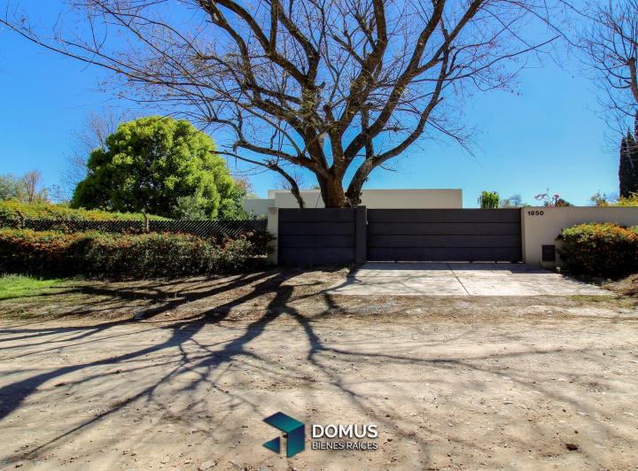 Casa · 300m² · 3 Dormitorios · 2 Cocheras
