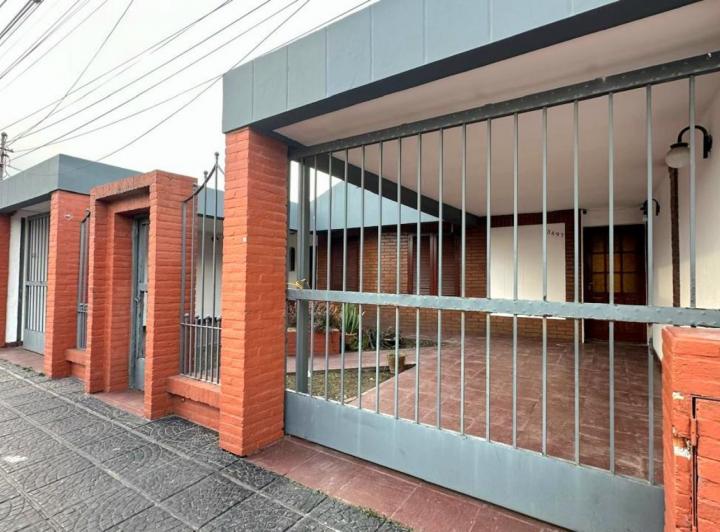 Casa · 180m² · 6 Ambientes · 2 Cocheras