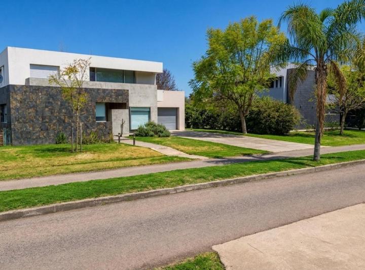 Casa · 400m² · 6 Ambientes · 4 Cocheras