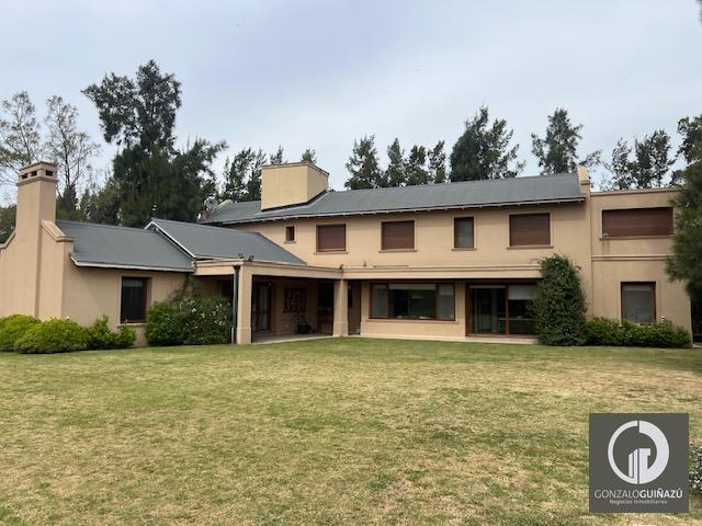 Casa · 220m² · 8 Ambientes · 2 Cocheras