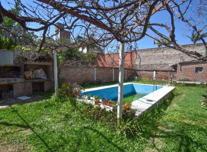 Casa · 214m² · 8 Ambientes · 2 Cocheras