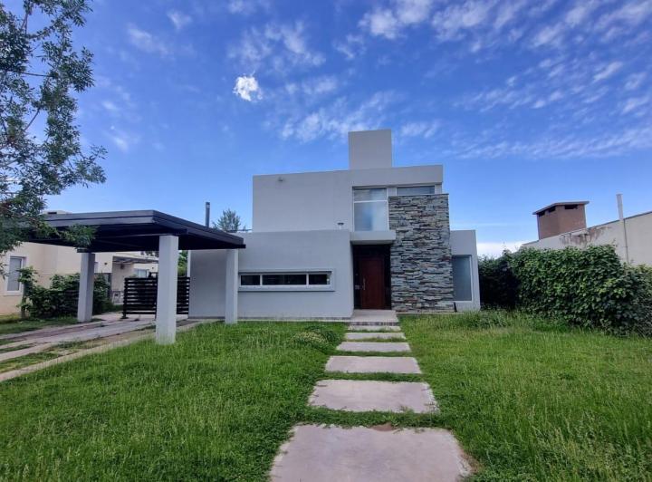 Casa · 200m² · 6 Ambientes · 2 Cocheras