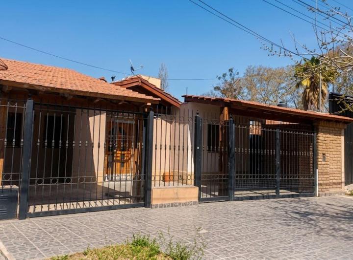 Casa · 220m² · 6 Ambientes · 2 Cocheras