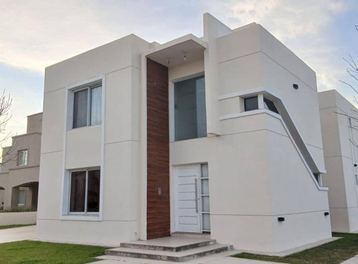 Casa · 250m² · 5 Ambientes · 2 Cocheras