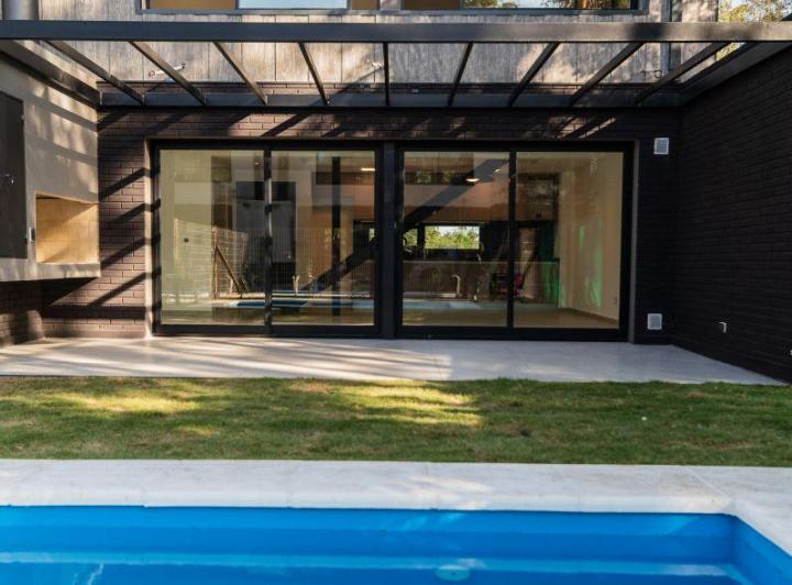 Casa · 121m² · 4 Ambientes · 2 Cocheras