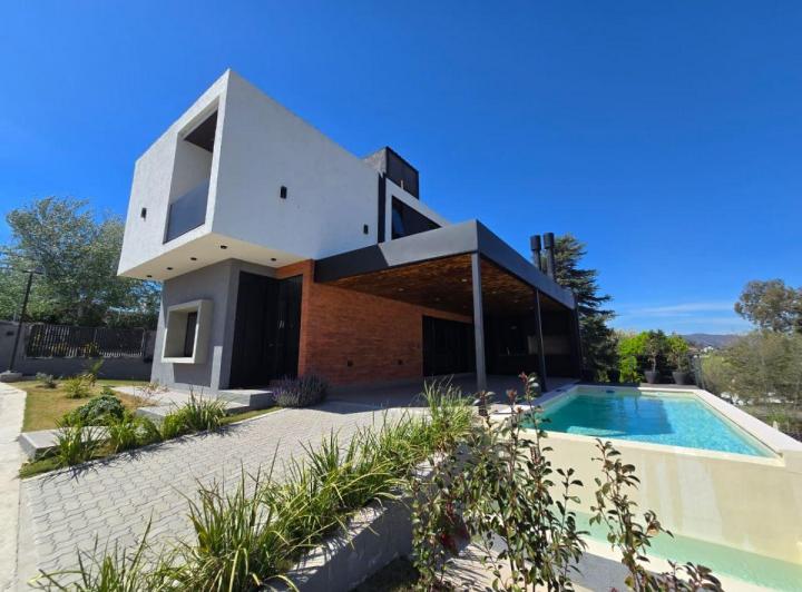 Casa · 150m² · 3 Ambientes · 1 Cochera