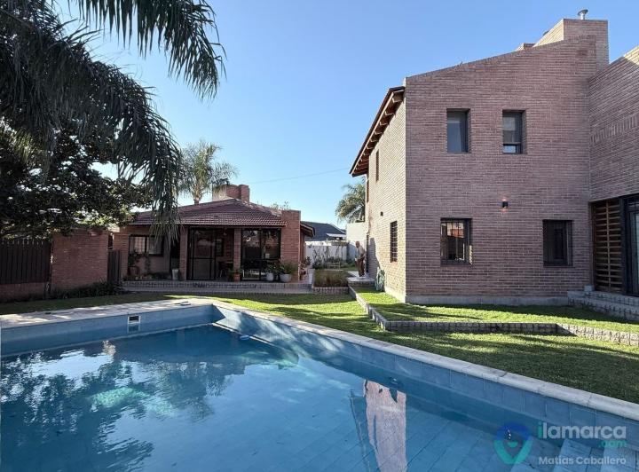 Casa · 400m² · 7 Ambientes · 2 Cocheras