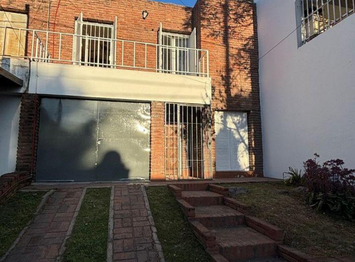 Casa · 60m² · 8 Ambientes · 1 Cochera