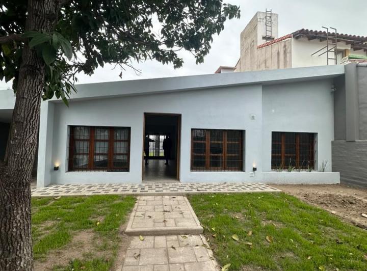 Casa · 240m² · 12 Ambientes · 3 Cocheras