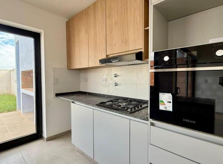 Casa · 105ha · 3 Ambientes · 2 Cocheras