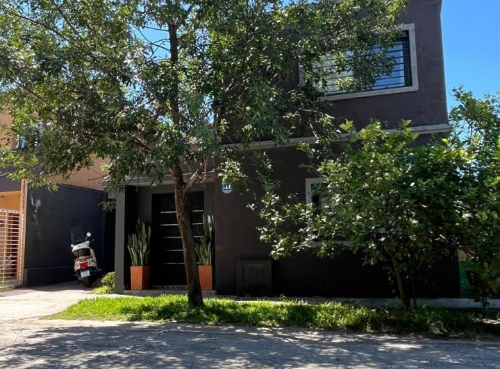 Casa · 220m² · 6 Ambientes