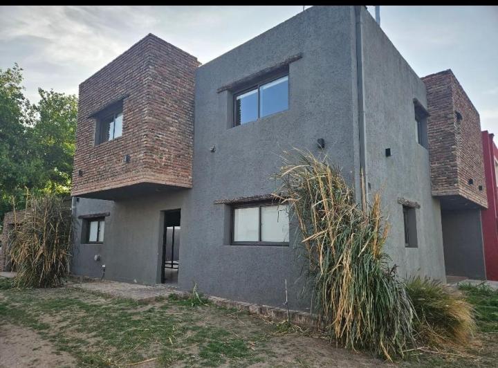 Casa · 1m² · 4 Ambientes · 2 Cocheras