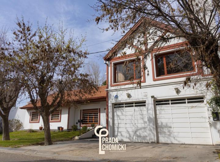 Casa · 328m² · 10 Ambientes · 3 Cocheras