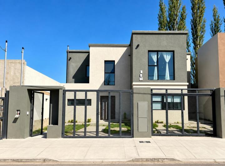 Casa · 180m² · 4 Ambientes · 1 Cochera