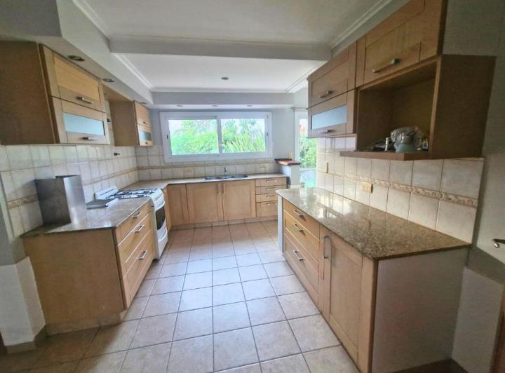 Casa · 240m² · 10 Ambientes · 2 Cocheras
