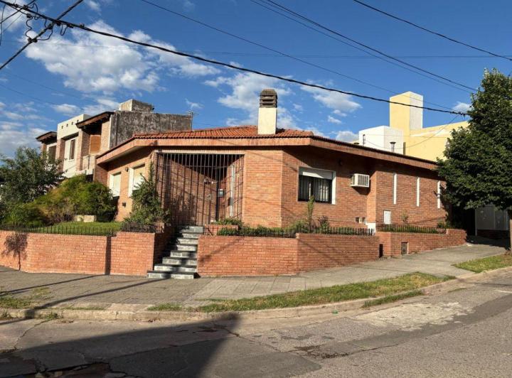 Casa · 115m² · 5 Ambientes · 1 Cochera