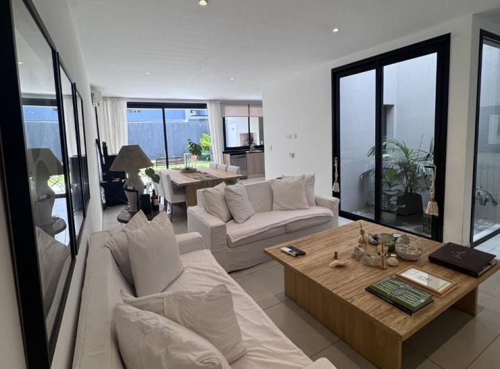 Casa · 180m² · 8 Ambientes · 4 Cocheras