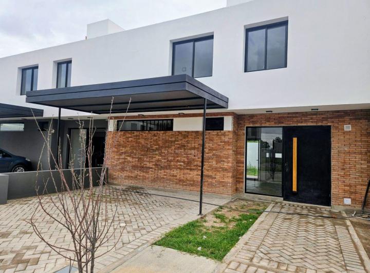 Casa · 155m² · 6 Ambientes · 2 Cocheras