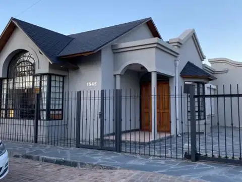 Venta de casa 4 ambientes en costanera, garage quincho, pati