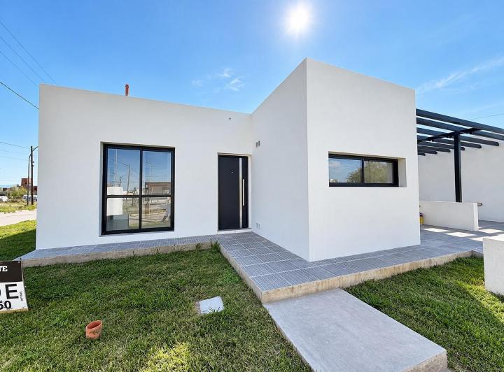 Casa · 75m² · 3 Ambientes · 2 Cocheras