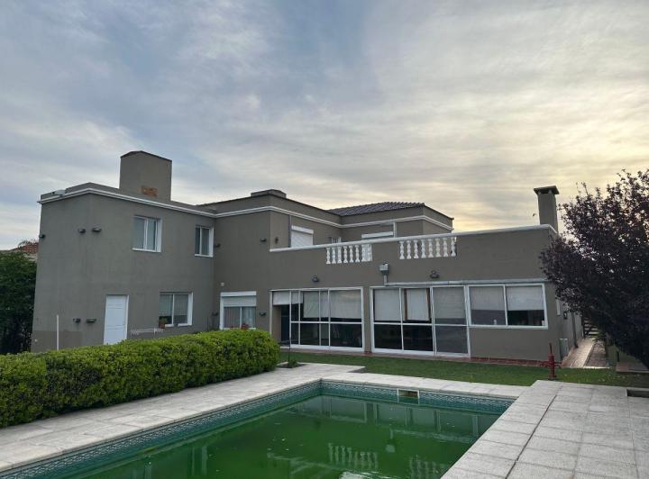 Casa · 363m² · 9 Ambientes · 2 Cocheras