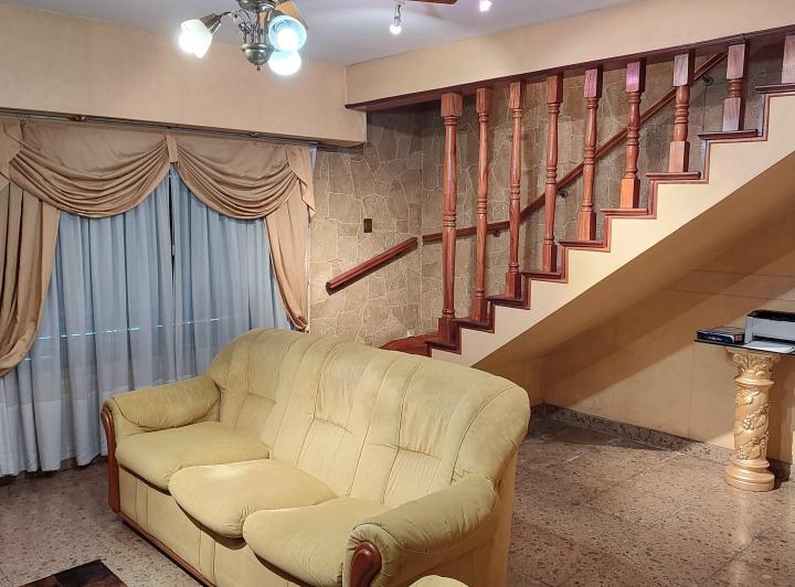 Casa · 220m² · 4 Ambientes · 3 Cocheras
