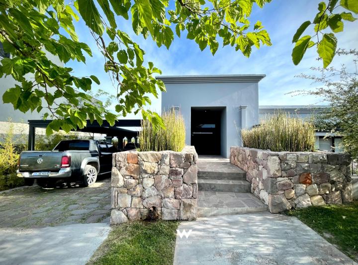 Casa · 270m² · 3 Dormitorios · 3 Cocheras