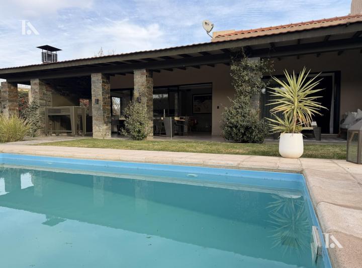 Casa · 483m² · 4 Ambientes · 4 Cocheras